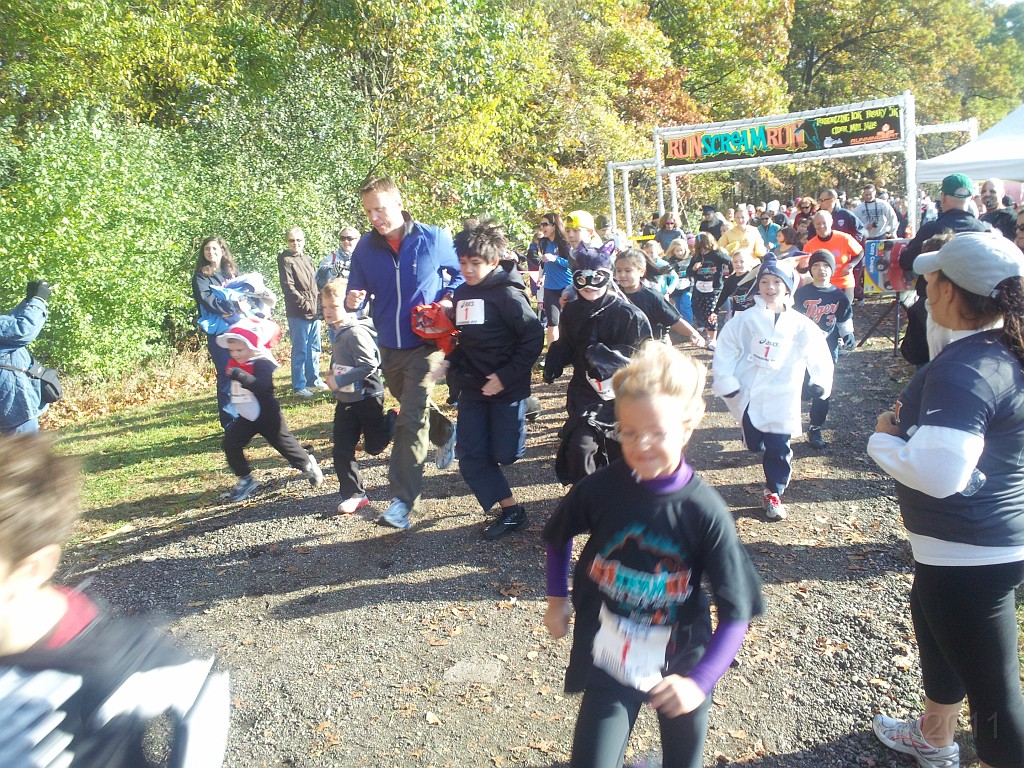 RunScreamRun 2011 055.jpg - The 2011 "RunScreamRun" 10K at Wiard's Orchard in Ypsilanti Michigan.... spooky good run for Halloween.